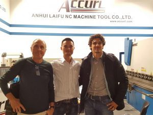 Унгарските клиенти ја посетуваат нашата изложба