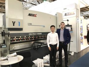 Полска клиенти ја посетуваат нашата изложба